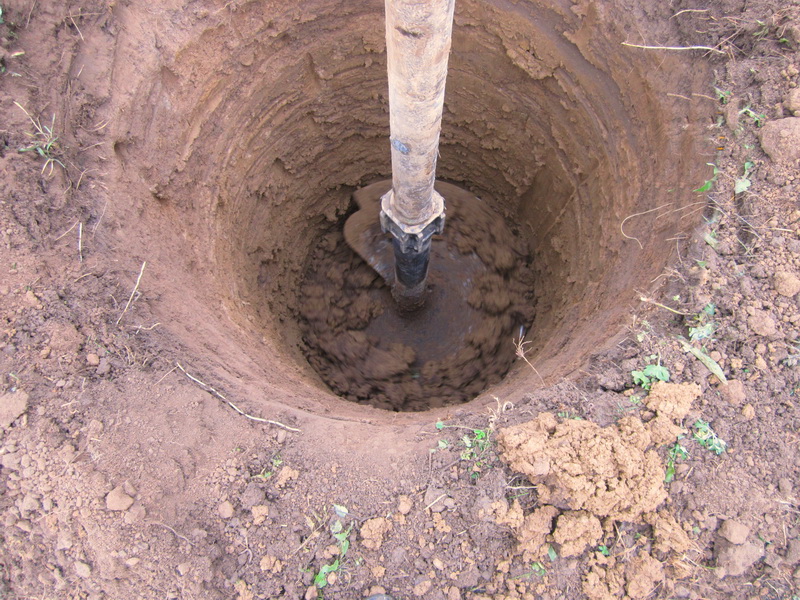 До какой глубины копать колодец